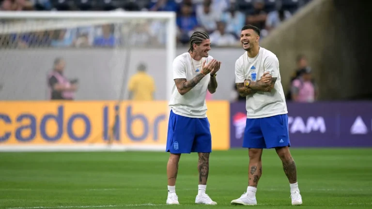 Jugadores de la Selección Argentina de Fútbol conversando
