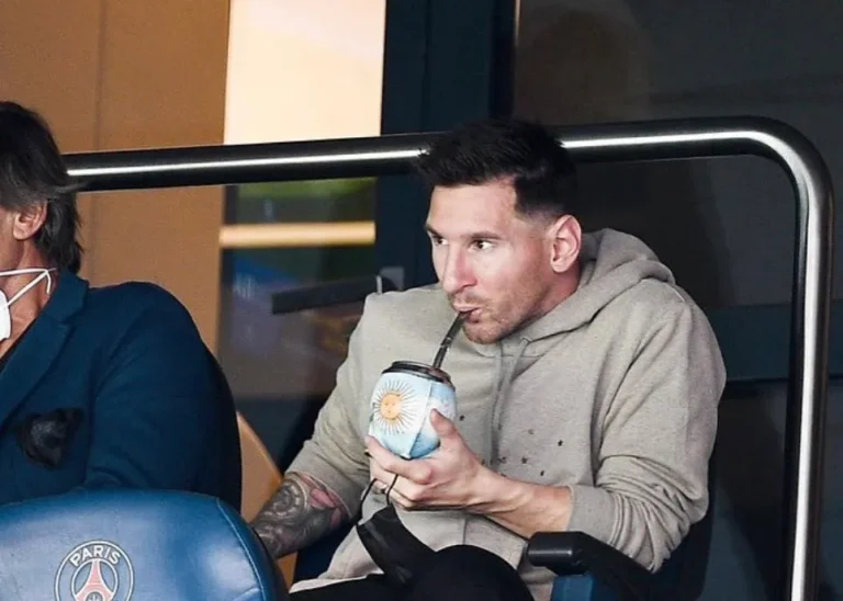 Messi tomando mate